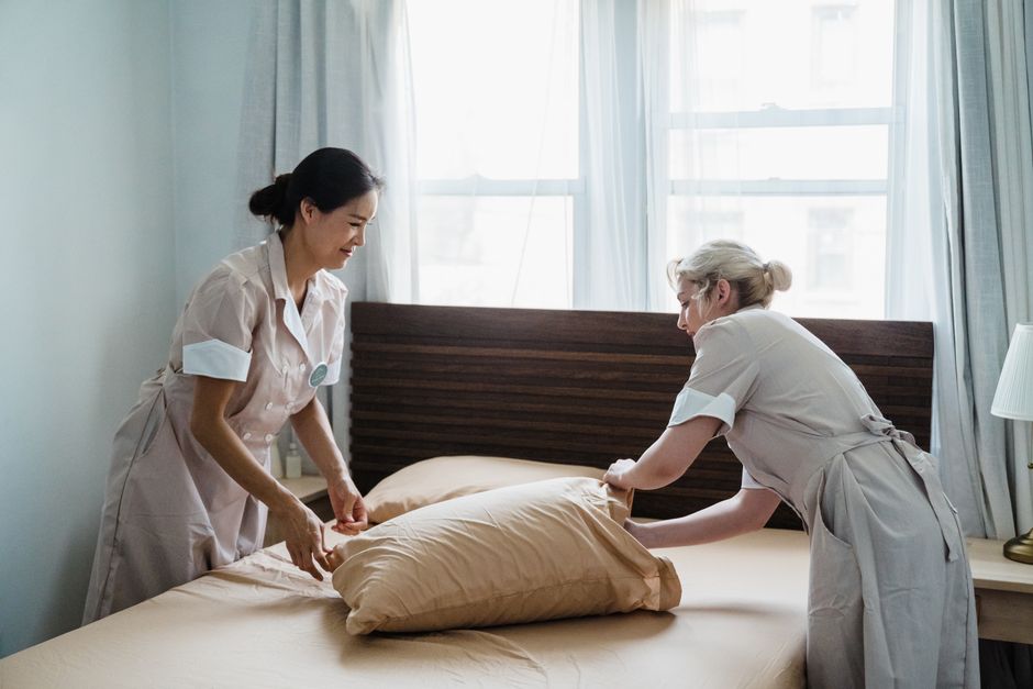 giúp việc ở lại giữ gìn vệ sinh nhà cửa sạch sẽ