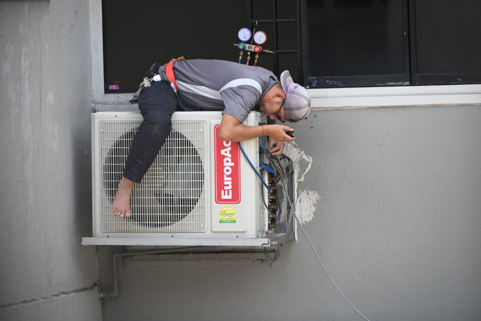 Kiểm tra gas trong quá trình bảo dưỡng điều hòa