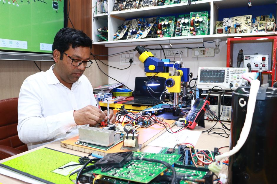 sửa máy lạnh và kiểm tra nguyên nhân kêu to