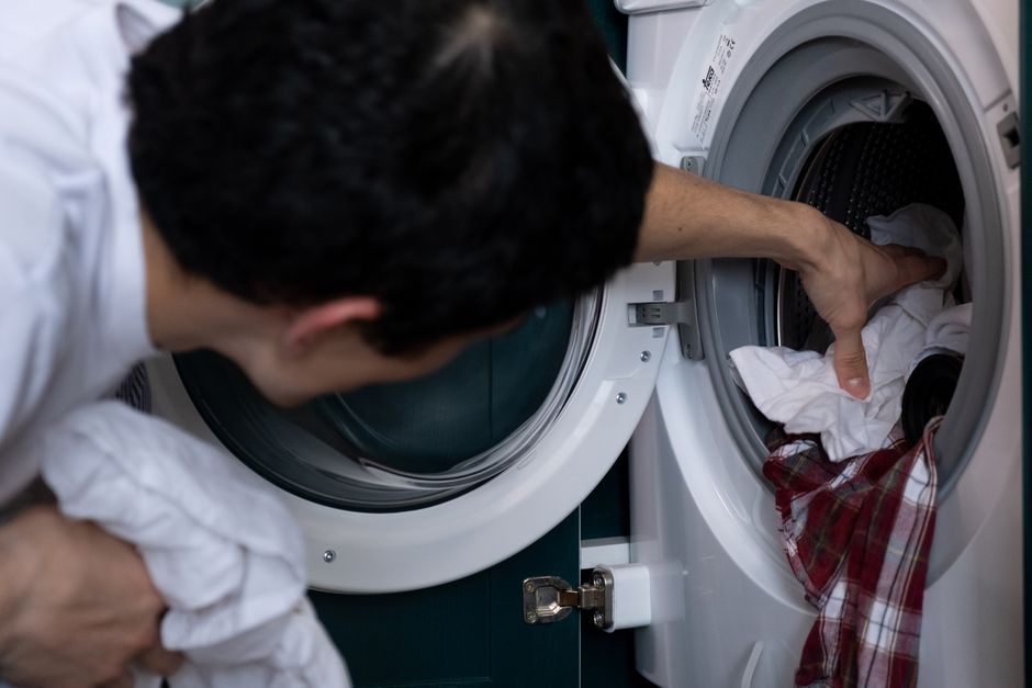 thợ vệ sinh máy giặt chuyên nghiệp đang làm việc